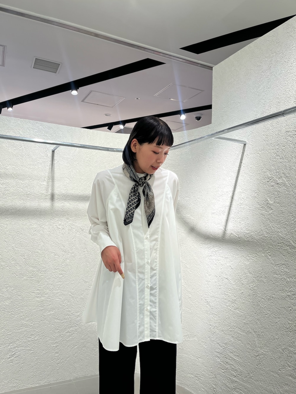 「スカーフ、スカーフアレンジ、シャツスタイル、シャツワンピ、シャツコーデ、シャツワンピース、チュニック、チュニックワンピ、チュニックブラウス、ベロア、ベロアパンツ、KBF、kbf_ootd、164cm、高身長」｜「KBFのベロアイージーパンツ（その他パンツ、ブラック系）」を使った、藤井さん。さん（レディース・164cm）の夏コーディネートの4枚目の写真