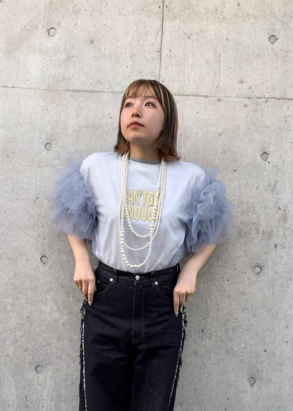 ブルー系のデニムパンツ、ブルー系のシャツ/ブラウス、ホワイト系のTシャツ/カットソーを着用したレディースの夏コーディネートの4枚目の写真