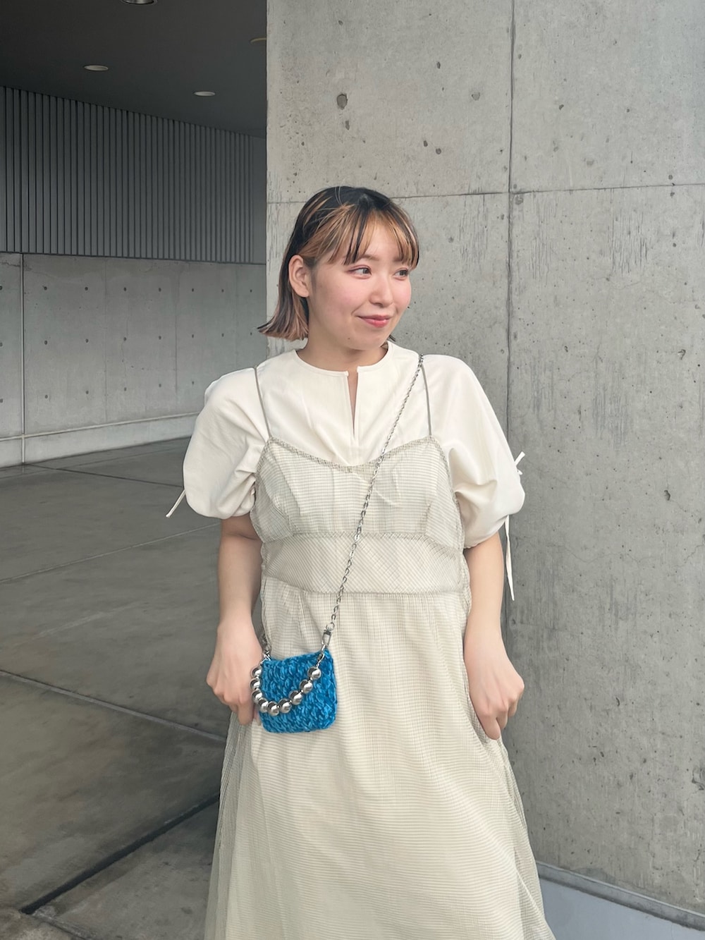 ホワイト系のその他パンツ、ホワイト系のワンピース、ブルー系のショルダーバッグを着用したレディースの夏コーディネートの3枚目の写真