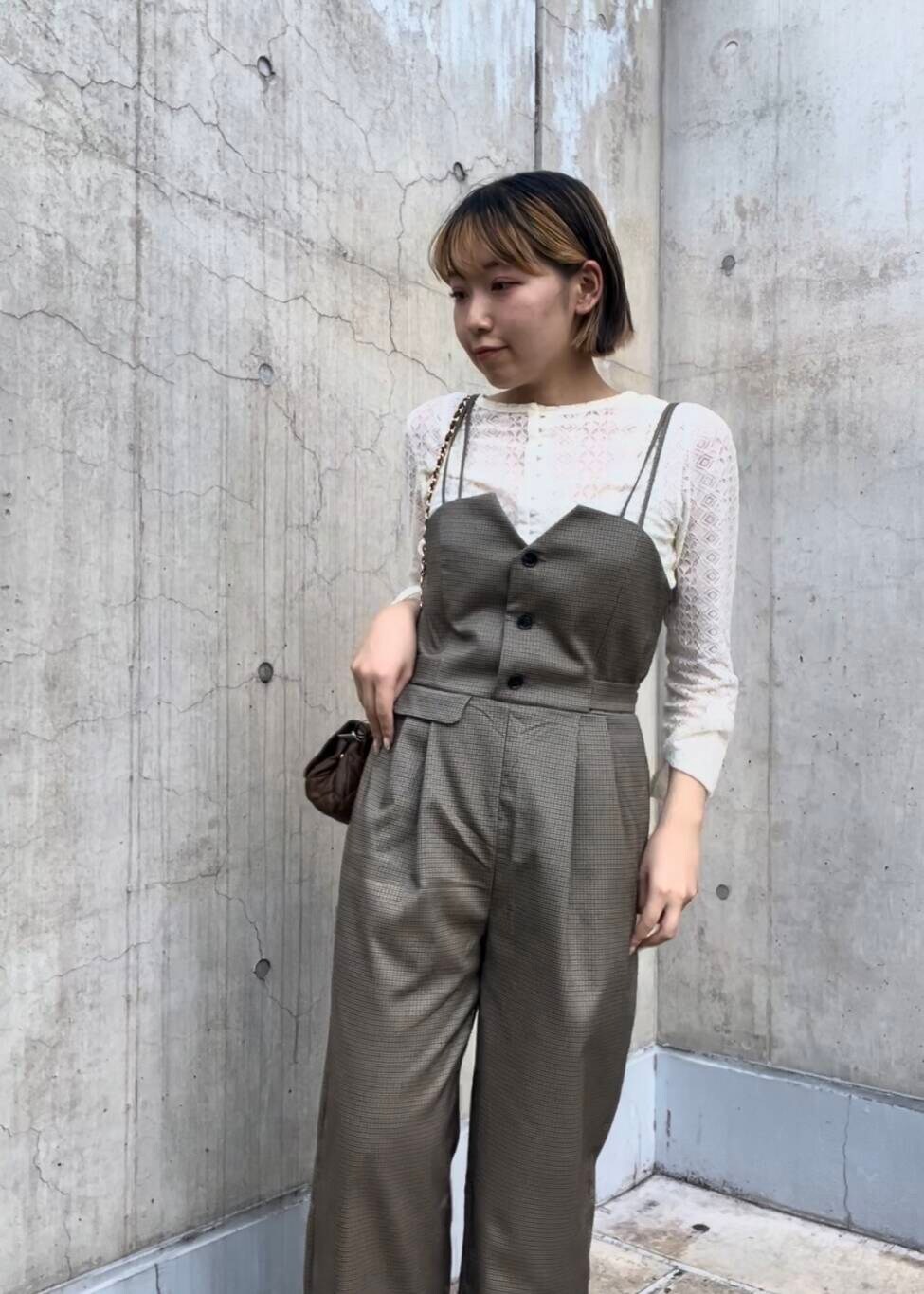 ブラック系のサンダル、ブラウン系のショルダーバッグ、ホワイト系のTシャツ/カットソーを着用したレディースの夏コーディネートの4枚目の写真