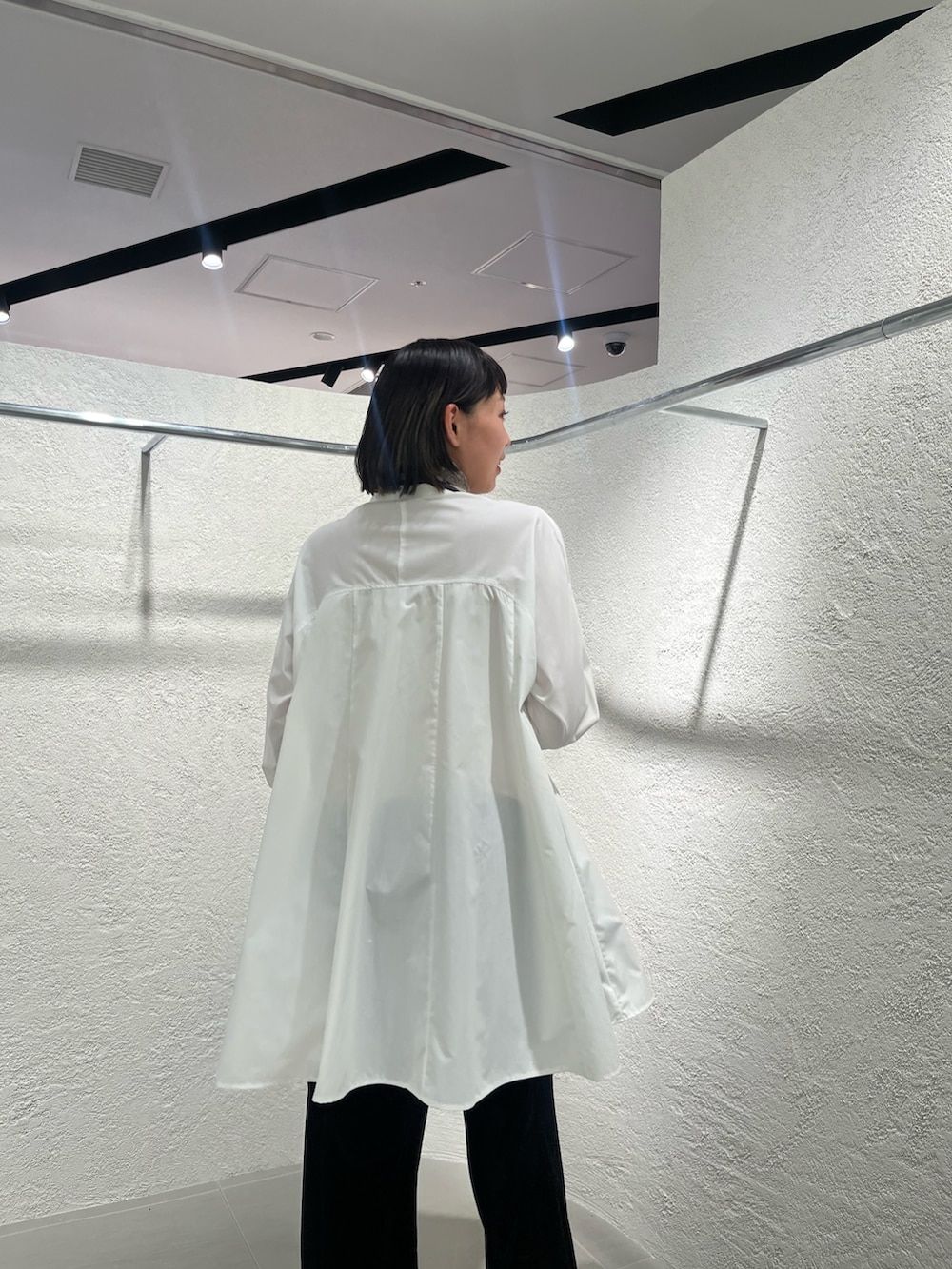 「スカーフ、スカーフアレンジ、シャツスタイル、シャツワンピ、シャツコーデ、シャツワンピース、チュニック、チュニックワンピ、チュニックブラウス、ベロア、ベロアパンツ、KBF、kbf_ootd、164cm、高身長」｜「KBFのベロアイージーパンツ（その他パンツ、ブラック系）」を使った、藤井さん。さん（レディース・164cm）の夏コーディネートの6枚目の写真