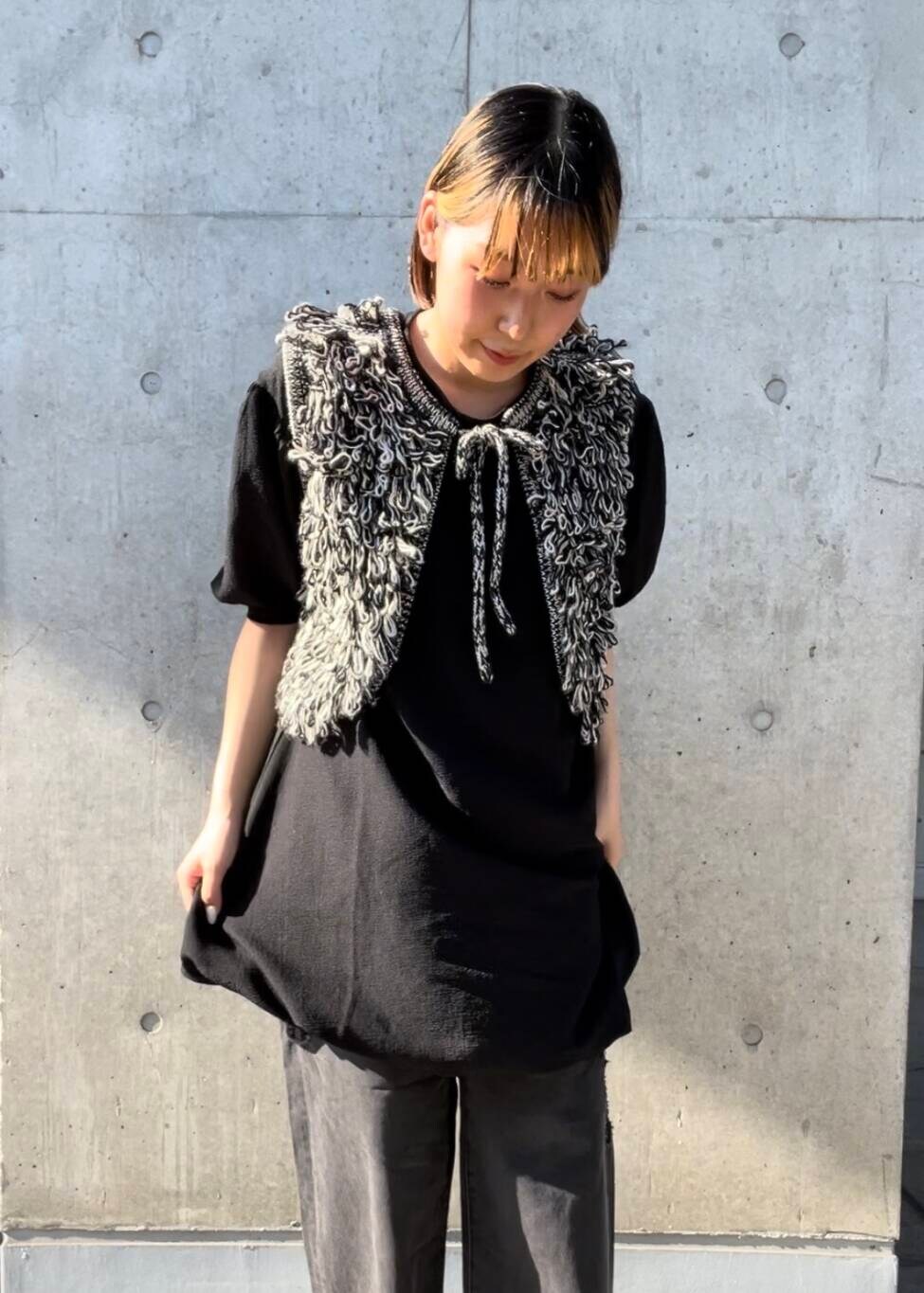 ブラック系のサンダル、ブラック系のベスト、ブラック系のデニムパンツを着用したレディースの夏コーディネートの4枚目の写真