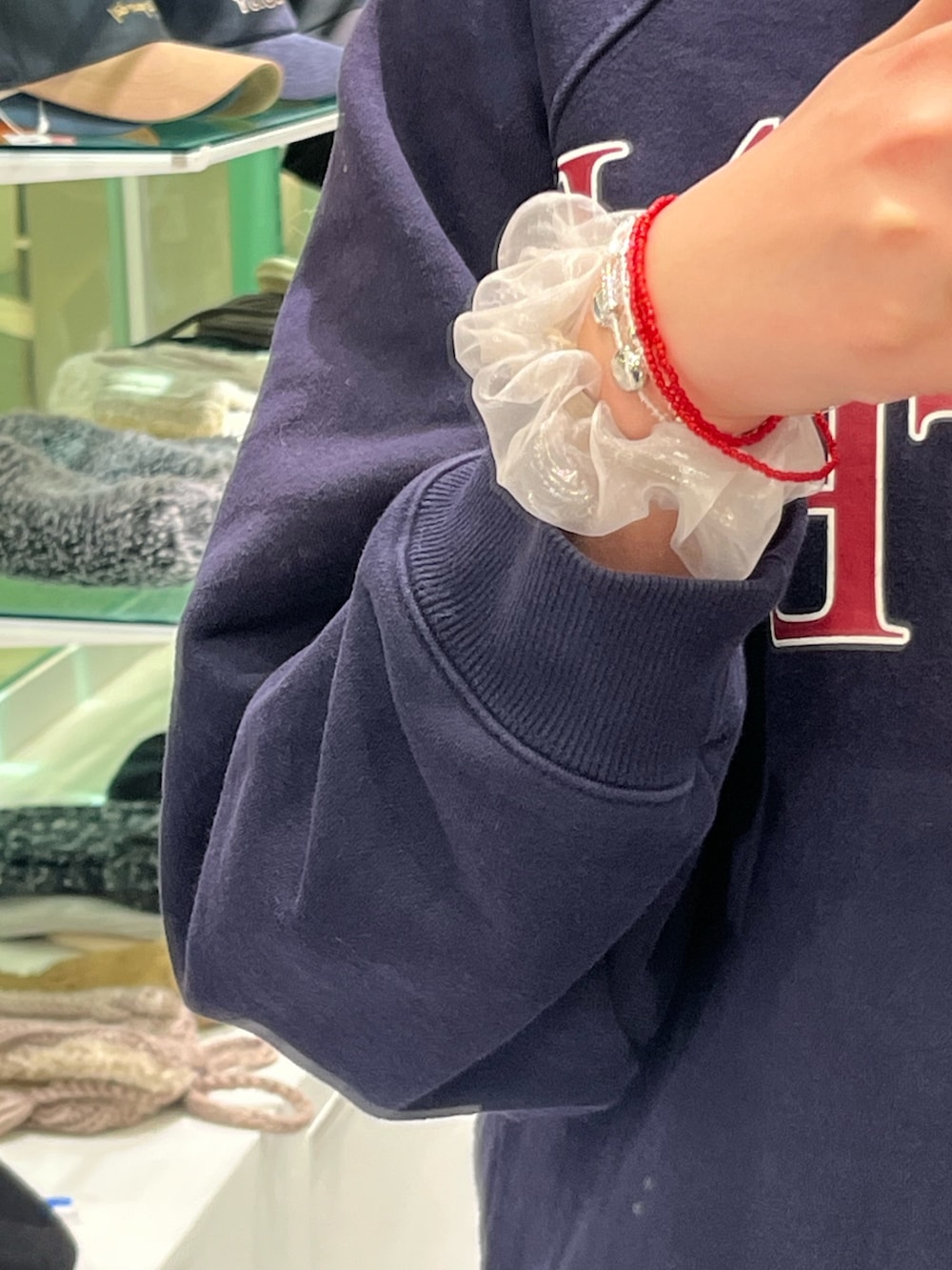 レッド系のネックレス、その他のブレスレットを着用したレディースの冬コーディネートの2枚目の写真