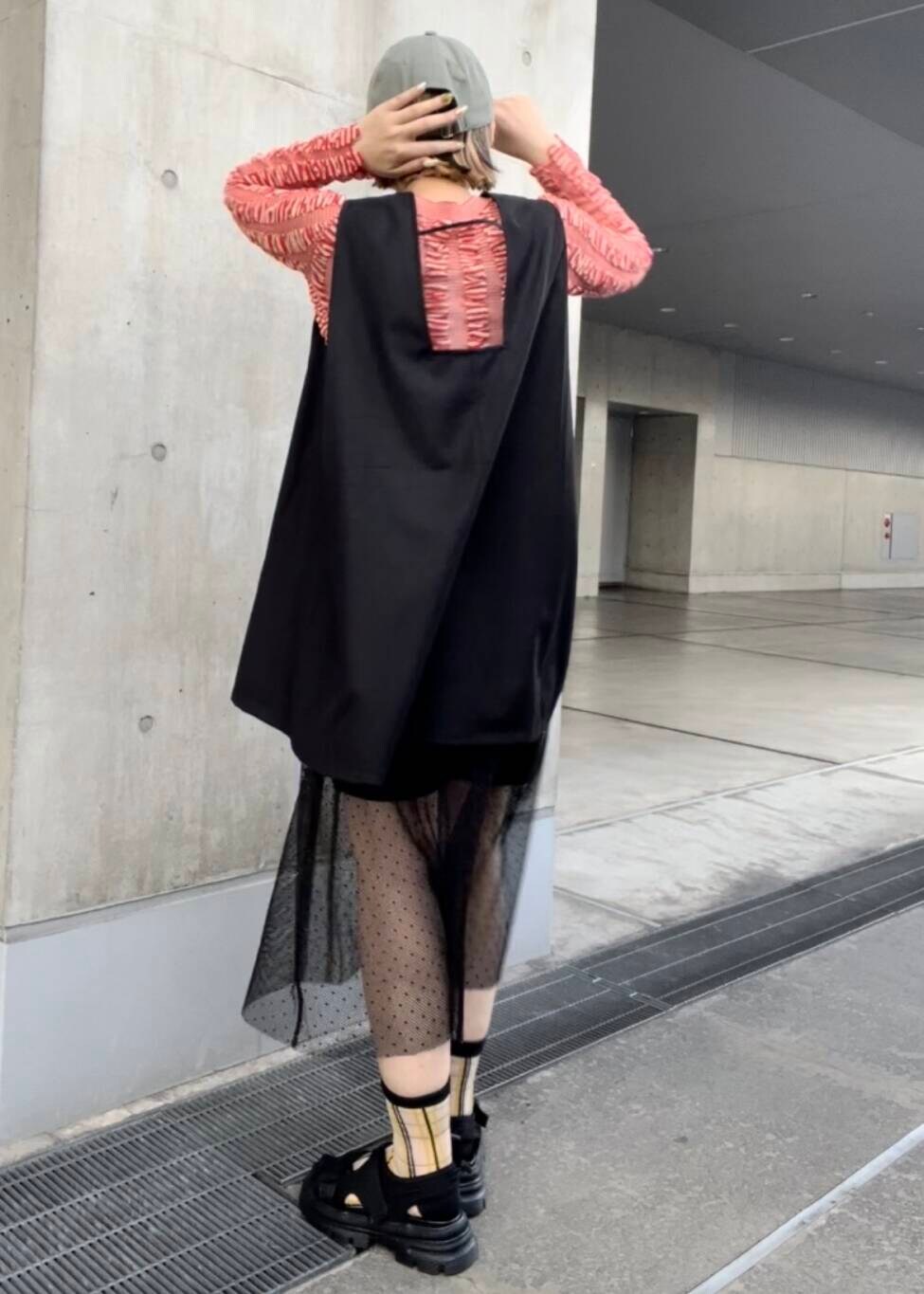 ブラック系のサンダル、ブラック系のその他パンツ、ブラック系のスカートを着用したレディースの夏コーディネートの3枚目の写真