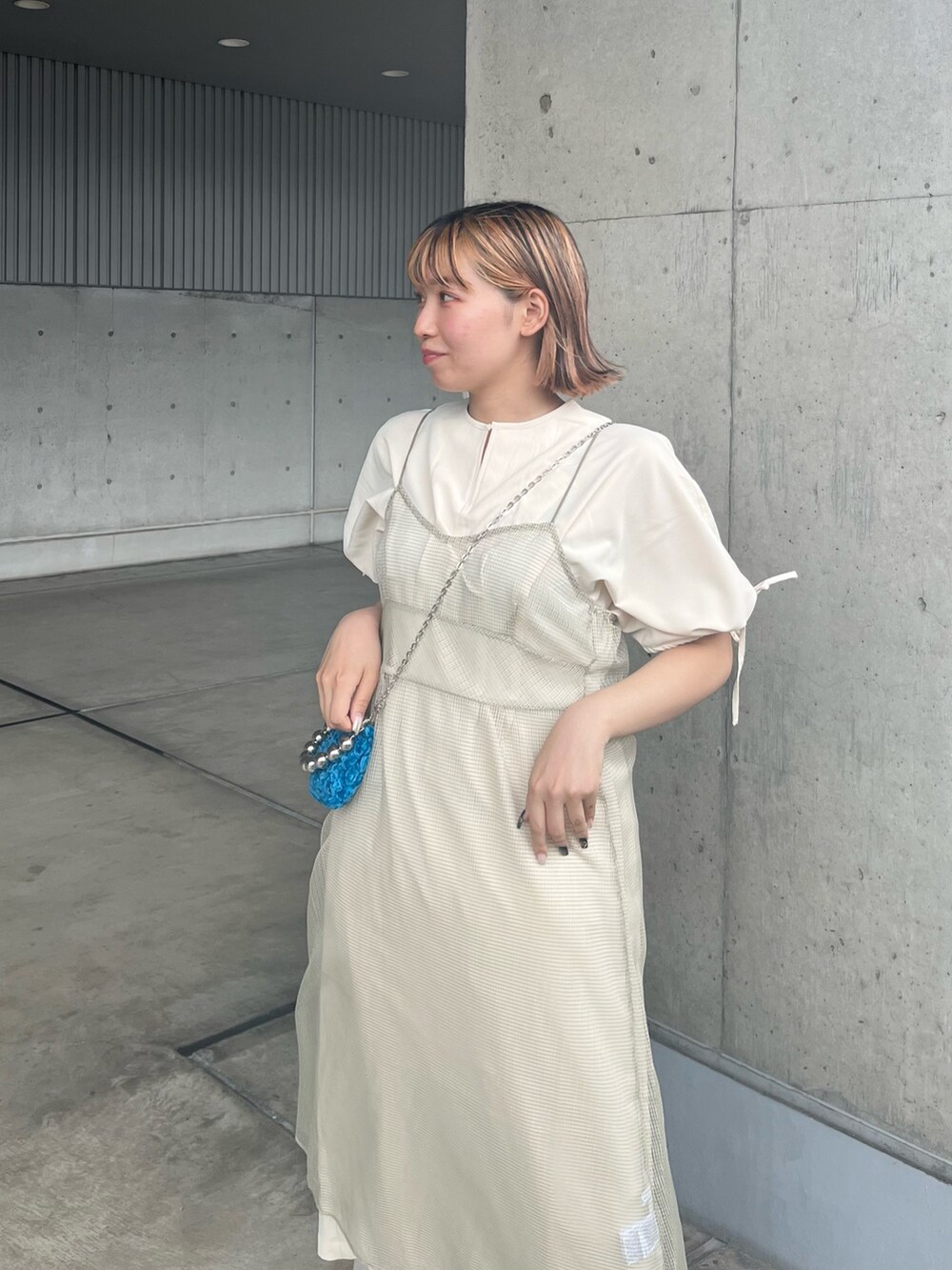 ホワイト系のその他パンツ、ホワイト系のワンピース、ブルー系のショルダーバッグを着用したレディースの夏コーディネートの4枚目の写真