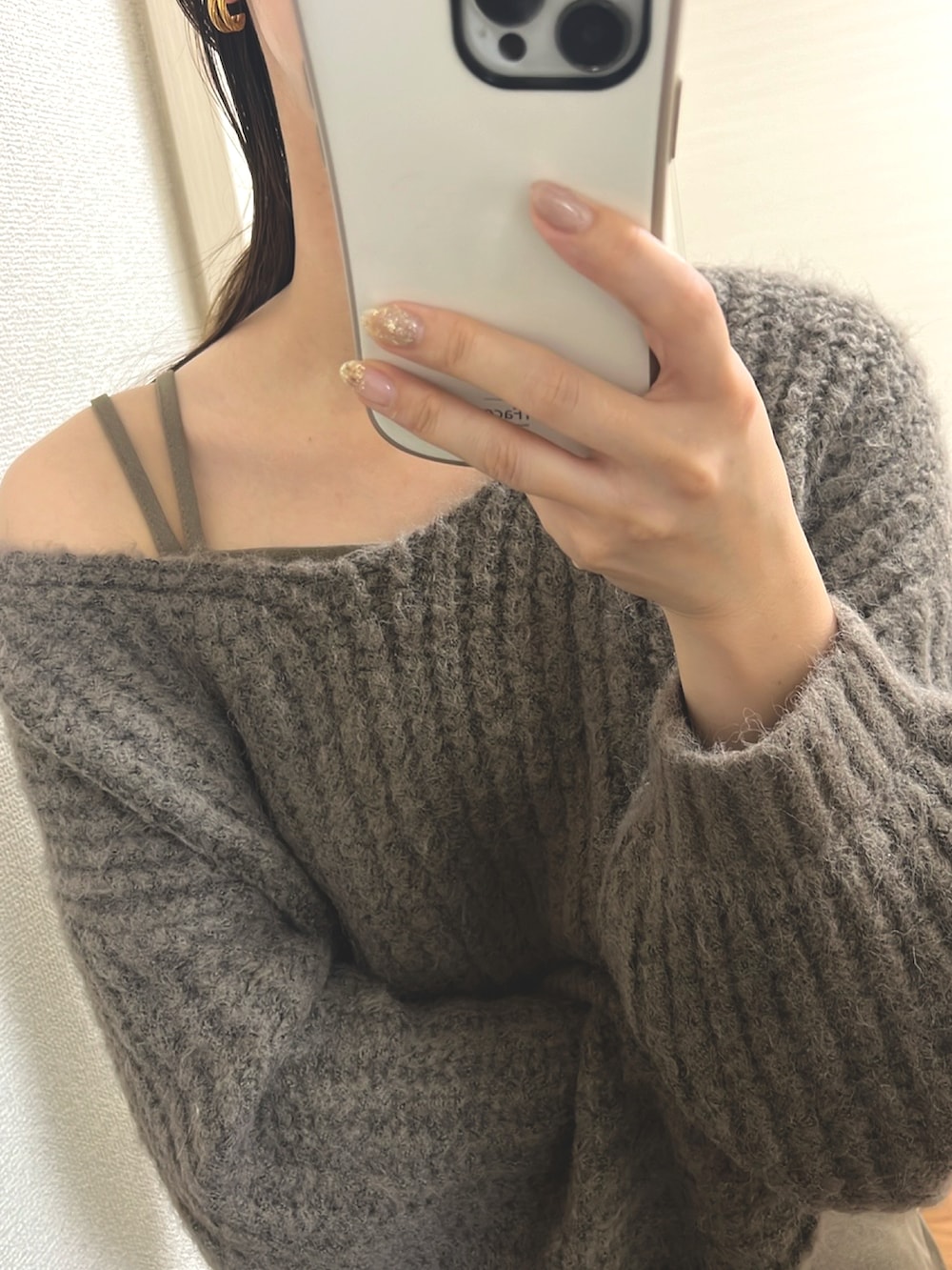 ベージュ系のワンピースを着用したレディースの秋コーディネートの2枚目の写真