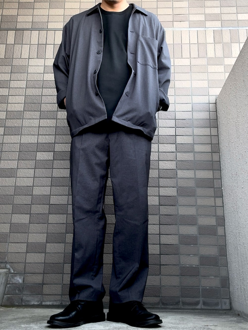 「きれいめカジュアル、シンプルコーデ、大人カジュアル、メンズファッション、大人コーデ、黒、今日のコーデ、UNIQLO、ジャケット、wws、シンプル」｜「UNIQLOのアイテム（セットアップ、グレー系）」を使った、おしゃれ交番さん（骨格ストレート・メンズ・169cm）の春コーディネートの2枚目の写真