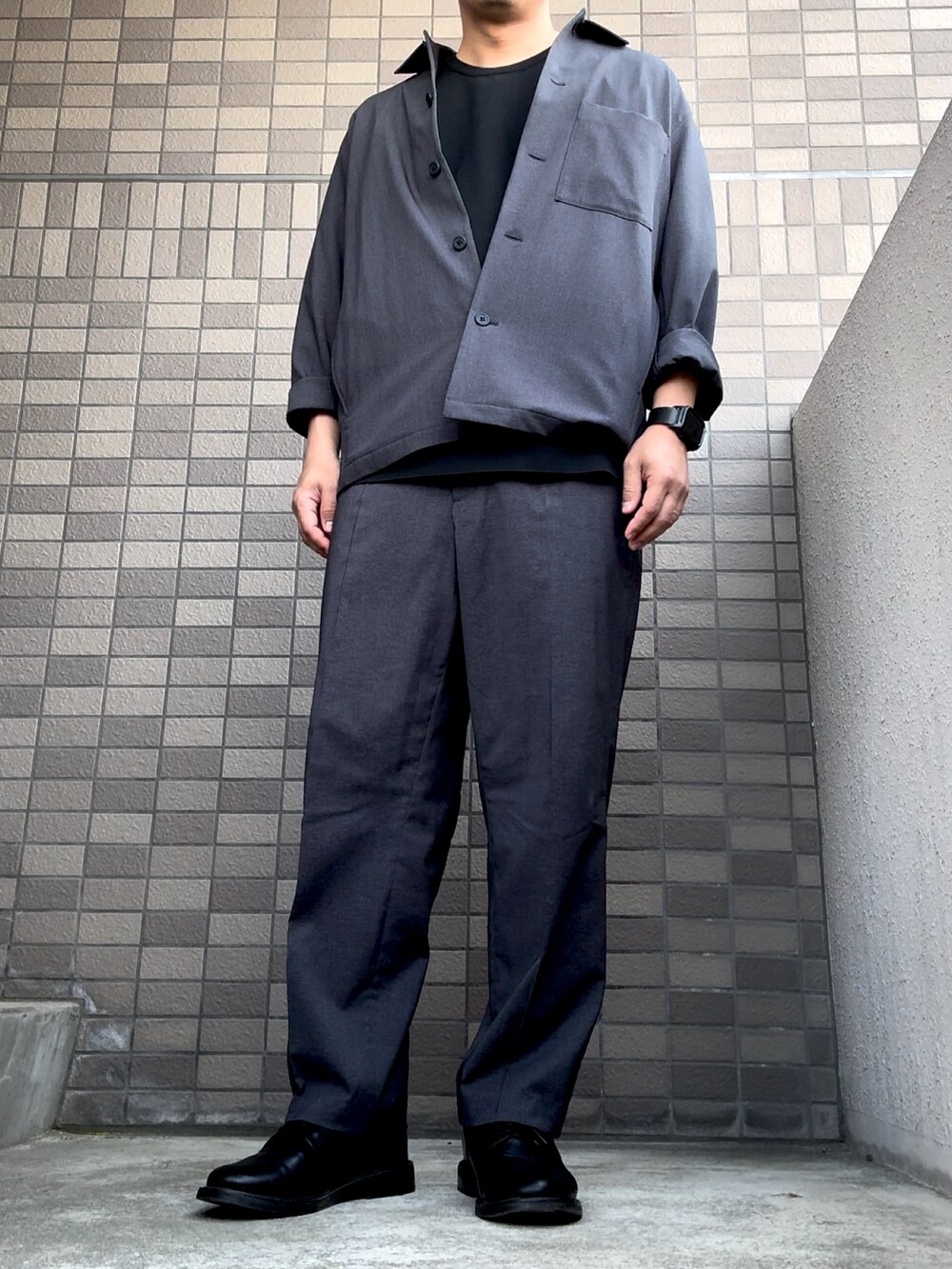 「きれいめカジュアル、シンプルコーデ、大人カジュアル、メンズファッション、大人コーデ、黒、今日のコーデ、UNIQLO、ジャケット、wws、シンプル」｜「UNIQLOのアイテム（セットアップ、グレー系）」を使った、おしゃれ交番さん（骨格ストレート・メンズ・169cm）の春コーディネートの3枚目の写真