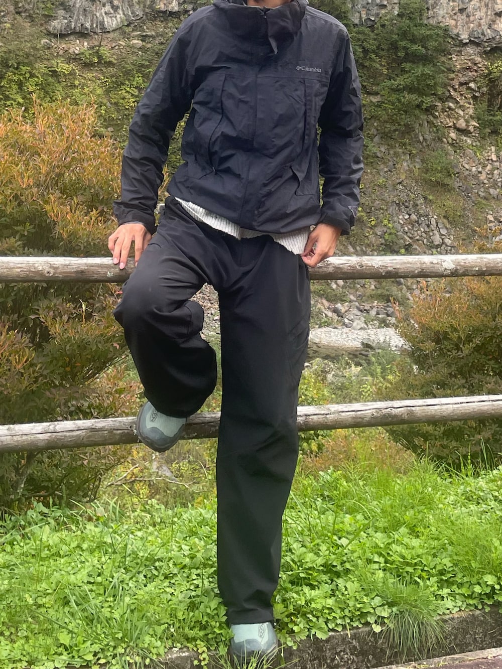 ブラック系のその他パンツ、ブラック系のスニーカー、ブラック系のマウンテンパーカーを着用したメンズの秋コーディネートの2枚目の写真