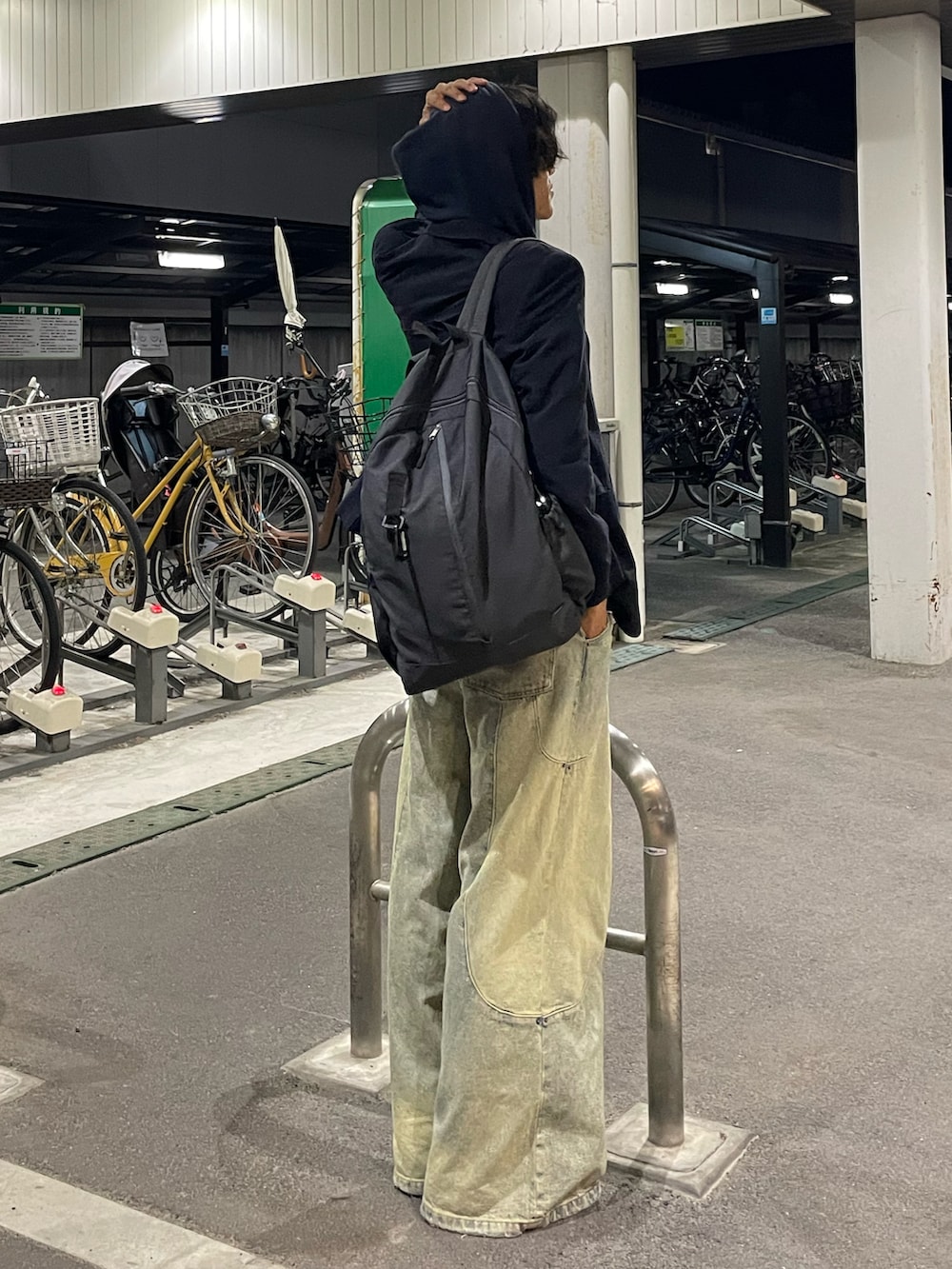 グレー系のバックパック/リュック、ブルー系のパーカー、ブラック系のテーラードジャケットを着用したメンズの秋コーディネートの2枚目の写真