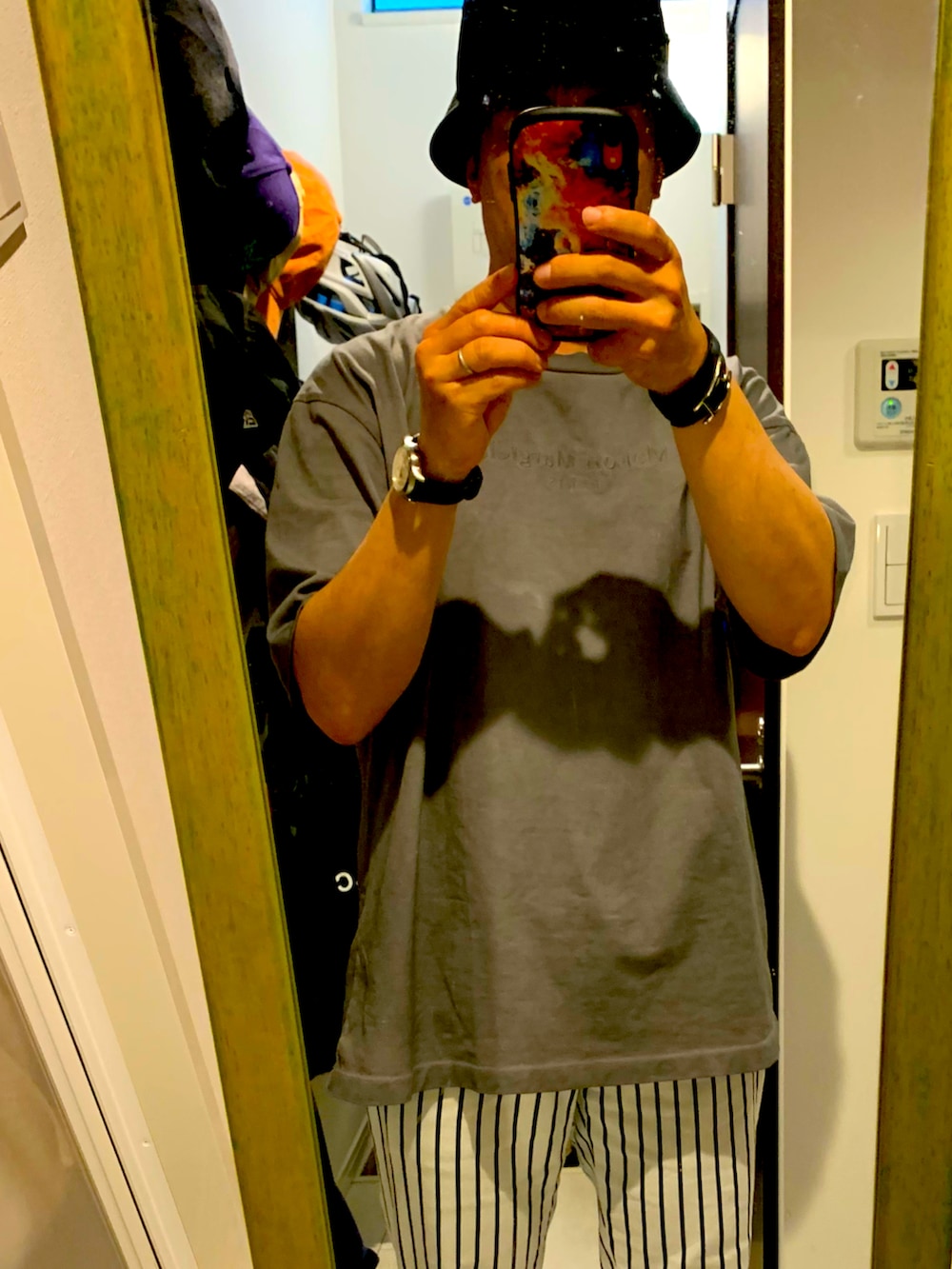 グレー系のTシャツ/カットソー、ホワイト系のその他パンツ、ブラック系のスニーカーを着用したメンズの春コーディネートの2枚目の写真