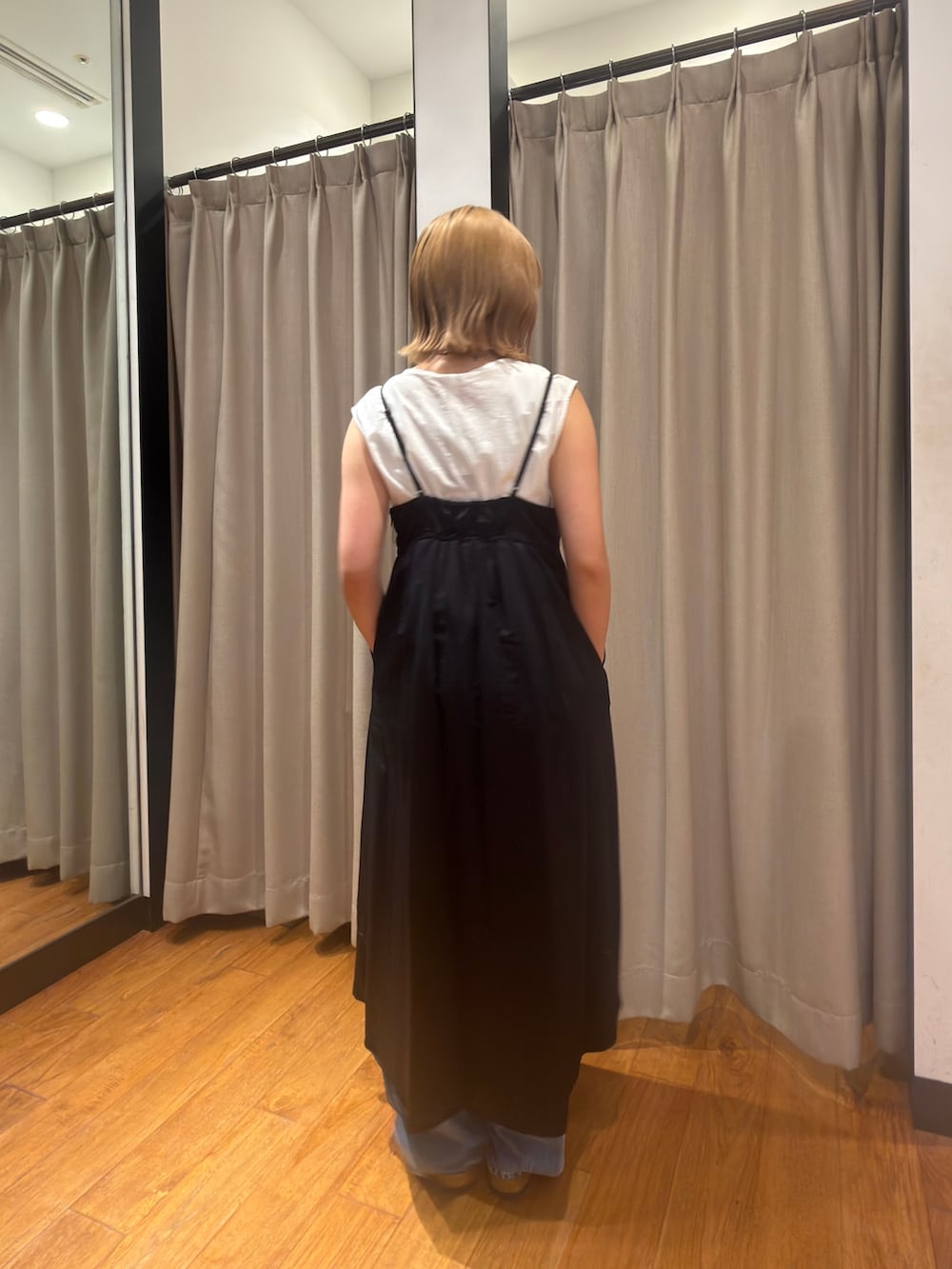 シルバー系のサンダル、ブルー系のデニムパンツ、ホワイト系のシャツ/ブラウスを着用したレディースの夏コーディネートの2枚目の写真