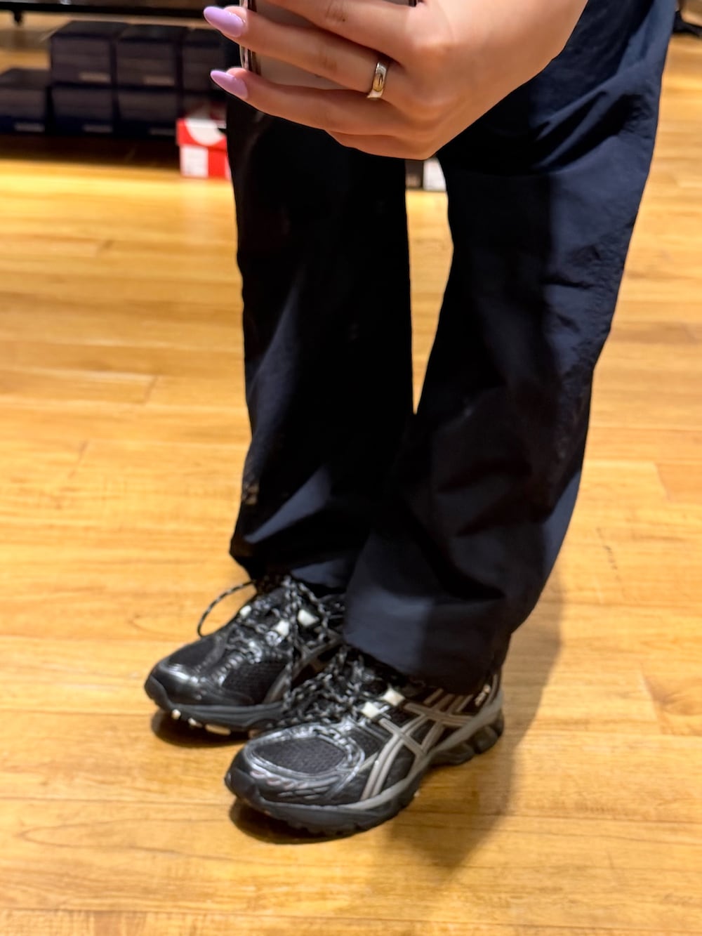 ブルー系のその他パンツ、ホワイト系のタンクトップ、ブルー系のTシャツ/カットソーを着用したレディースの春コーディネートの2枚目の写真