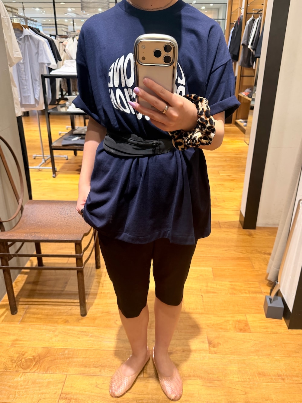 ベージュ系のバレエシューズ、ブルー系のその他パンツ、ブラック系のボディバッグ/ウエストポーチを着用したレディースの夏コーディネートの3枚目の写真