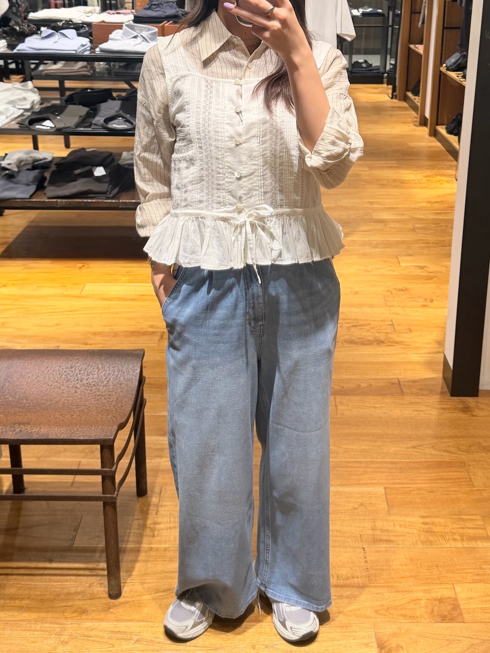 ホワイト系のシャツ/ブラウス、ブルー系のデニムパンツ、ベージュ系のシャツ/ブラウスを着用したレディースの夏コーディネートの2枚目の写真