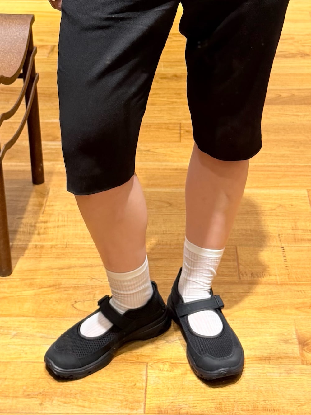 ブラック系のスニーカー、ブラック系のその他パンツ、ブラック系のTシャツ/カットソーを着用したレディースの春コーディネートの3枚目の写真