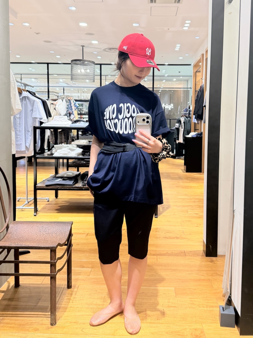 ベージュ系のバレエシューズ、ブルー系のその他パンツ、ブラック系のボディバッグ/ウエストポーチを着用したレディースの夏コーディネートの2枚目の写真