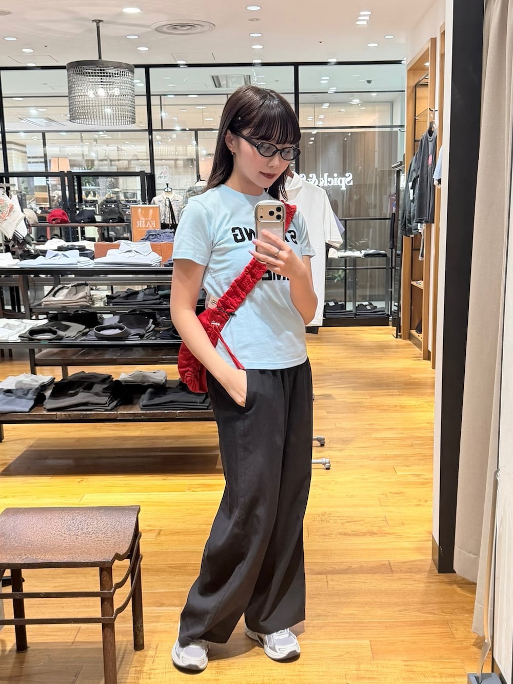 ブルー系のTシャツ/カットソー、レッド系のショルダーバッグ、ブラック系のその他パンツを着用したレディースの夏コーディネートの2枚目の写真