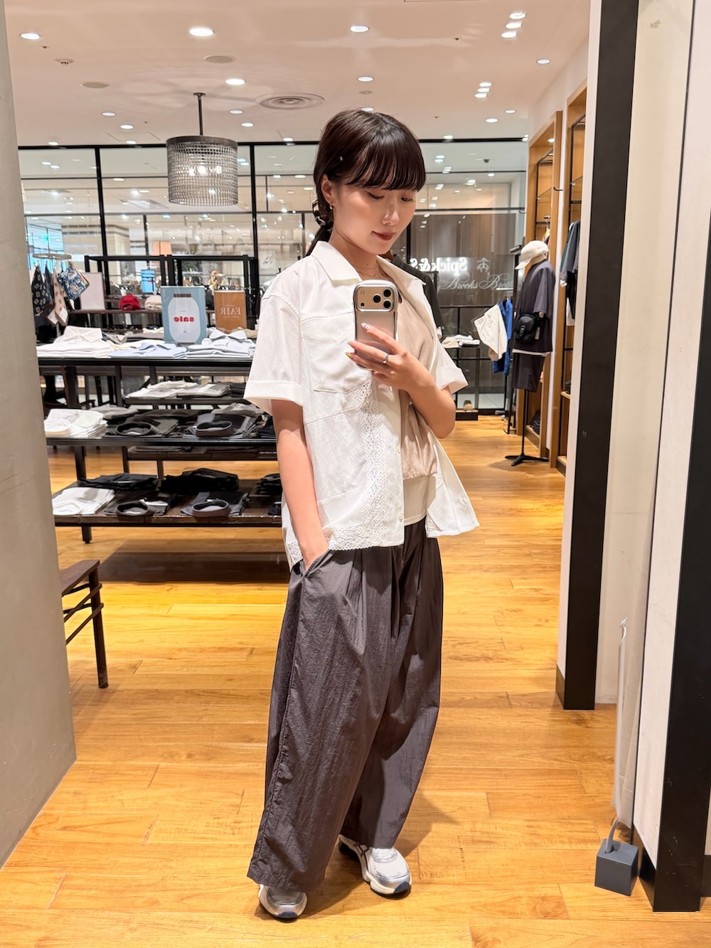 グレー系のその他パンツ、ホワイト系のシャツ/ブラウス、ベージュ系のその他トップスを着用したレディースの夏コーディネートの2枚目の写真