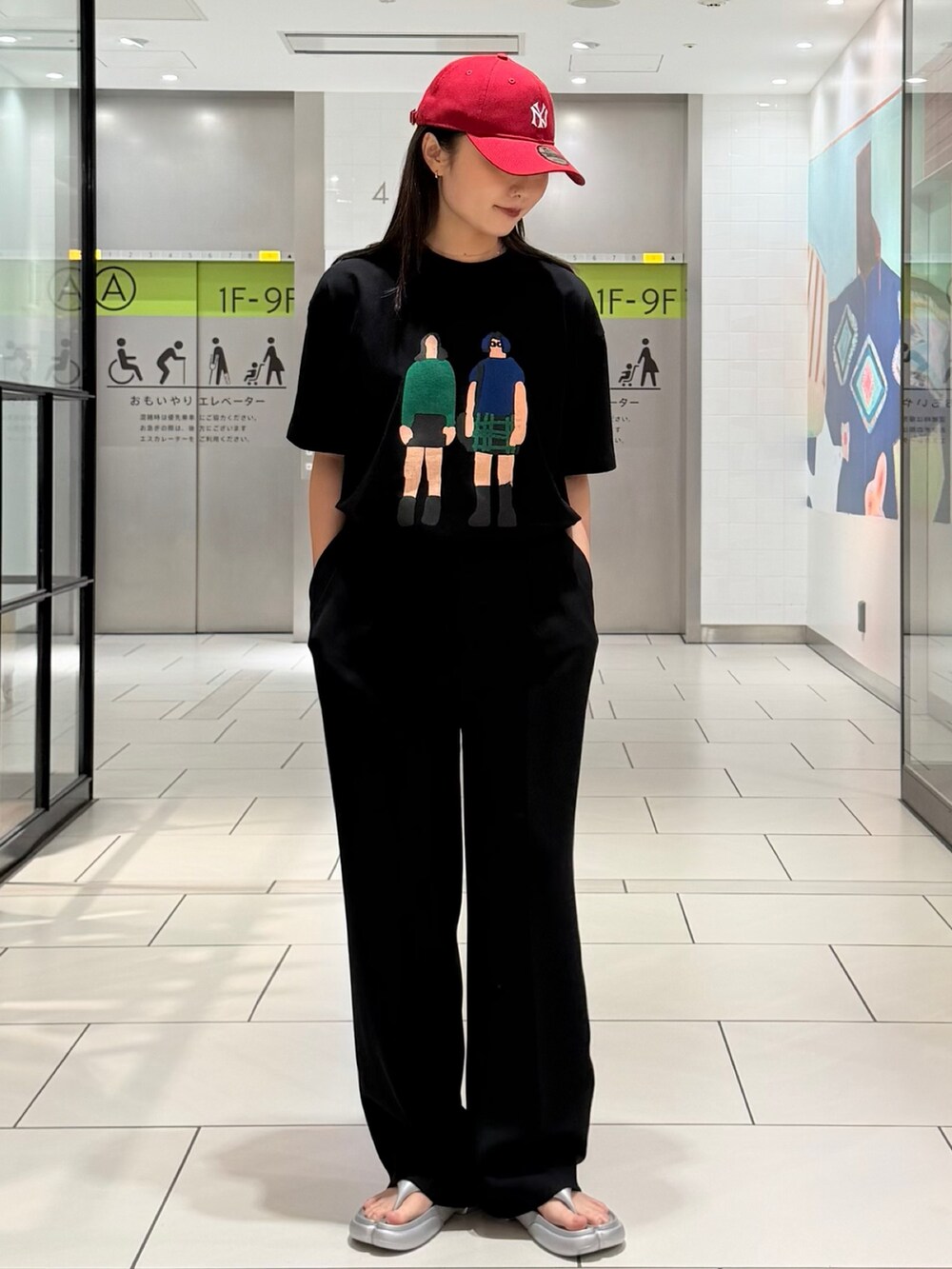 ブラック系のTシャツ/カットソー、ブラック系のその他パンツ、ホワイト系のショルダーバッグを着用したレディースの春コーディネートの2枚目の写真