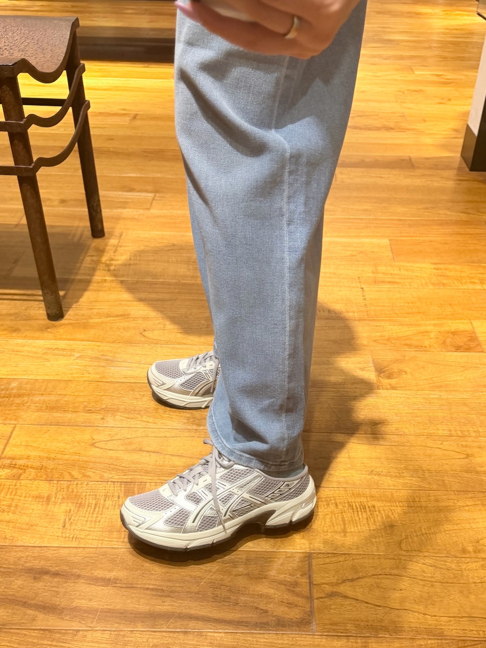 ホワイト系のシャツ/ブラウス、ブルー系のデニムパンツ、ベージュ系のシャツ/ブラウスを着用したレディースの夏コーディネートの3枚目の写真