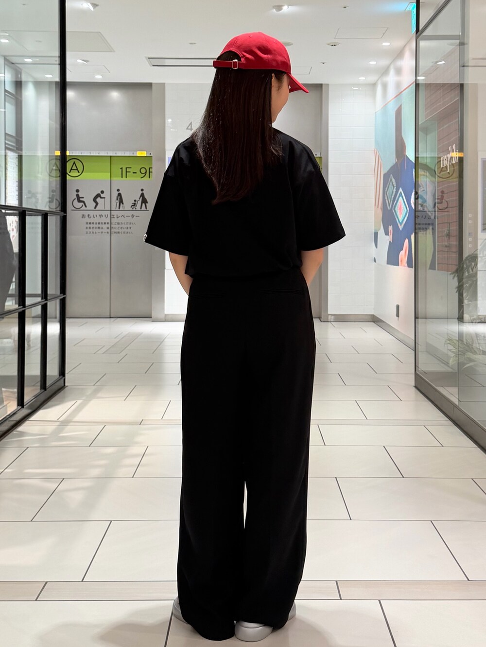ブラック系のTシャツ/カットソー、ブラック系のその他パンツ、ホワイト系のショルダーバッグを着用したレディースの春コーディネートの3枚目の写真