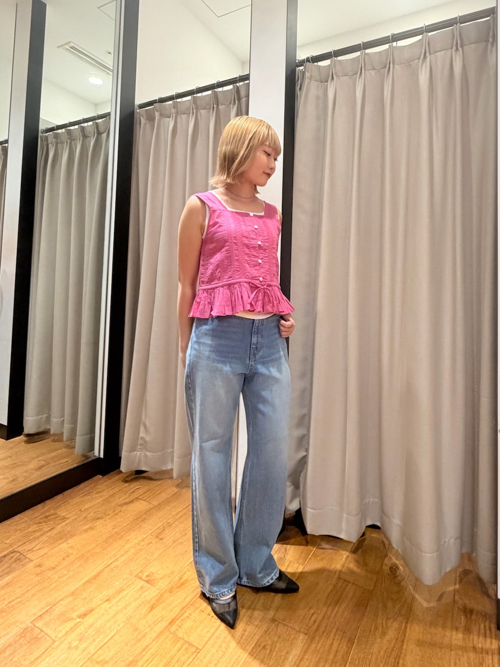 ホワイト系のタンクトップ、ピンク系のシャツ/ブラウス、ブラック系のパンプスを着用したレディースの夏コーディネートの2枚目の写真