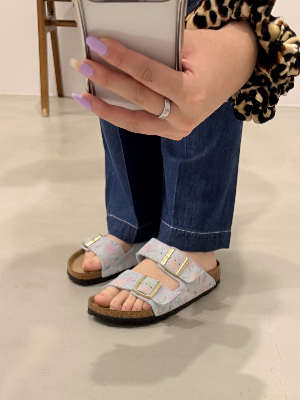 レッド系のトートバッグ、イエロー系のチューブトップ、ブルー系のサンダルを着用したレディースの夏コーディネートの4枚目の写真