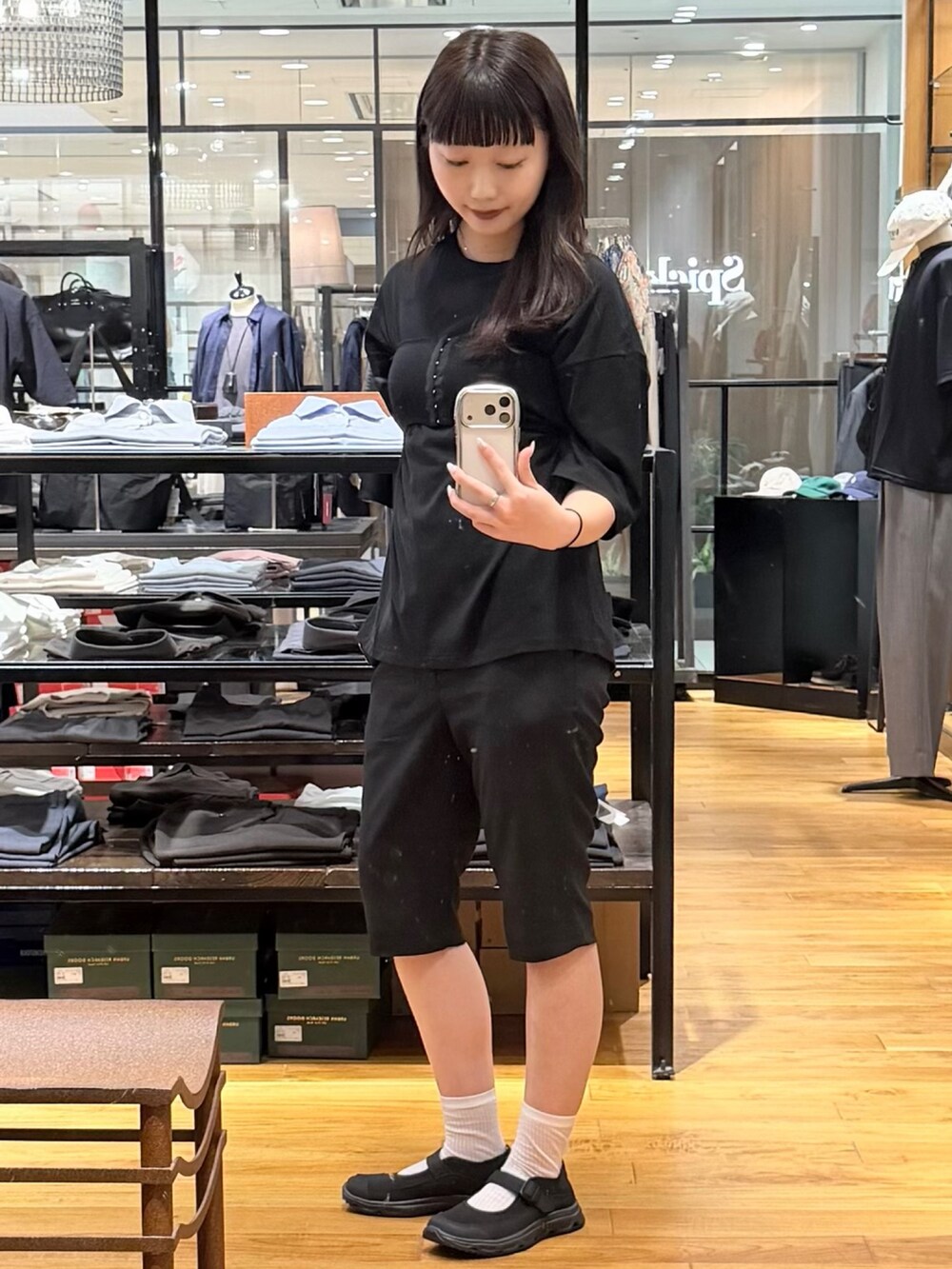 ブラック系のスニーカー、ブラック系のその他パンツ、ブラック系のTシャツ/カットソーを着用したレディースの春コーディネートの2枚目の写真