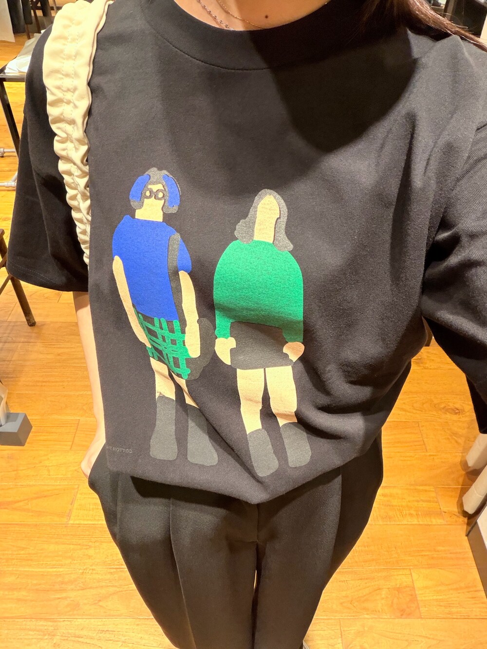 ブラック系のTシャツ/カットソー、ブラック系のその他パンツ、ホワイト系のショルダーバッグを着用したレディースの春コーディネートの4枚目の写真