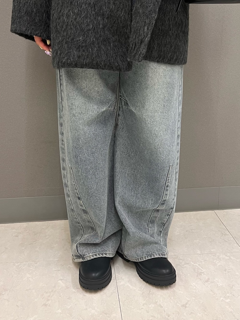 ホワイト系のニット/セーター、グレー系のその他アウター、ブラック系のショルダーバッグを着用したレディースの秋コーディネートの3枚目の写真