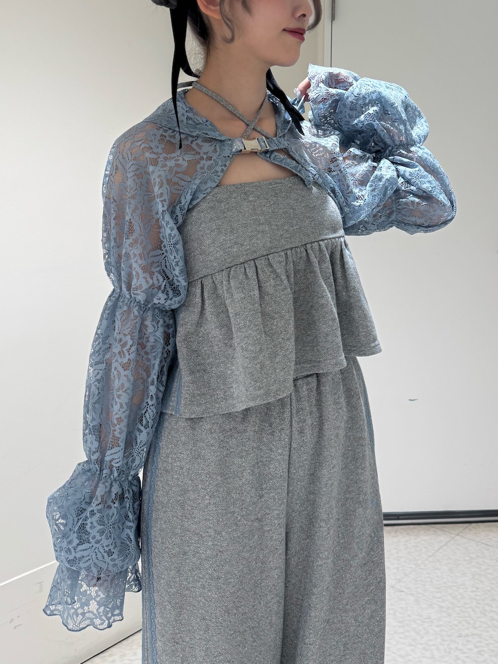 ブルー系のカーディガン/ボレロ、グレー系のキャミソール、グレー系のその他パンツを着用したレディースの春コーディネートの5枚目の写真