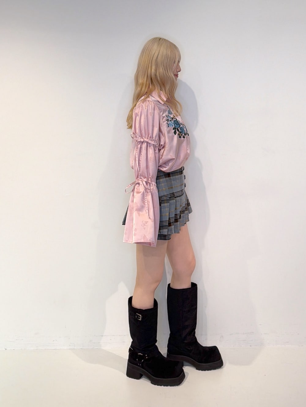ピンク系のシャツ/ブラウス、ブルー系のその他パンツ、ブラック系のブーツを着用したレディースの秋コーディネートの3枚目の写真