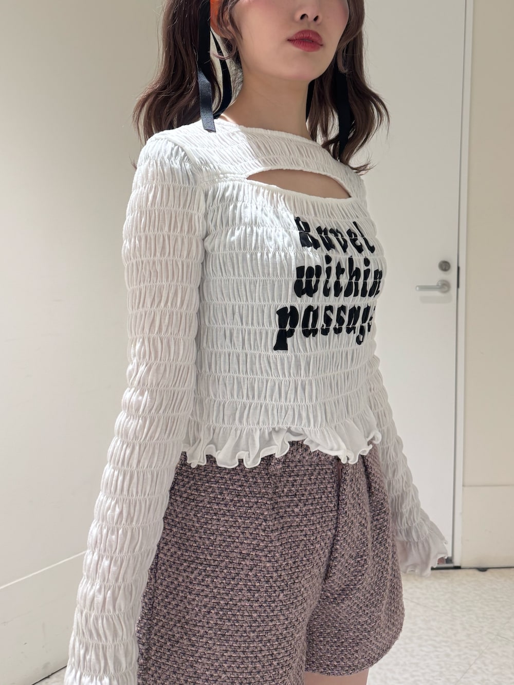 ホワイト系のTシャツ/カットソー、ピンク系のその他パンツ、ブラック系のブーツを着用したレディースの春コーディネートの6枚目の写真