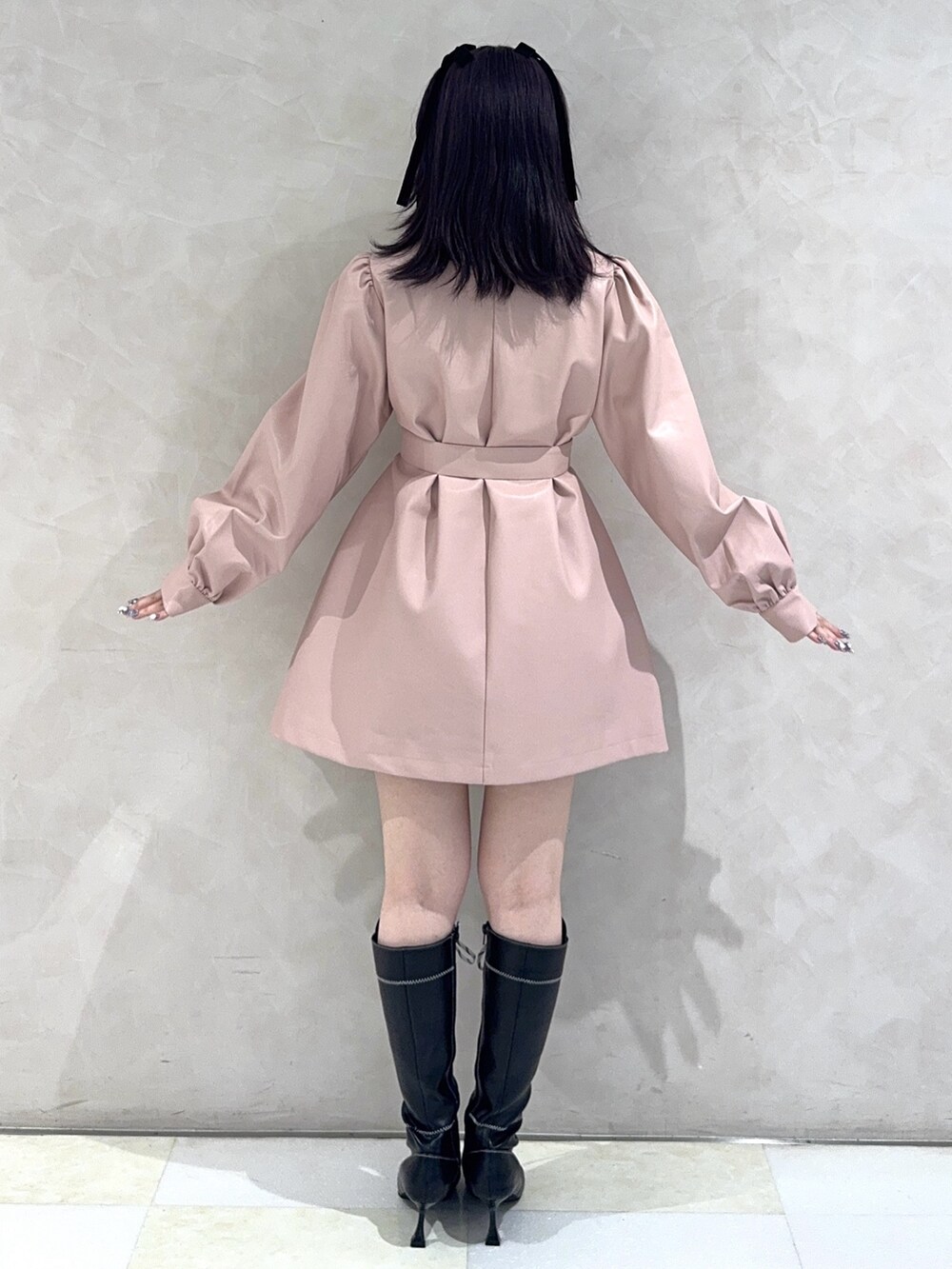 ピンク系のその他アウター、ブラック系のブーツを着用したレディースの秋コーディネートの3枚目の写真