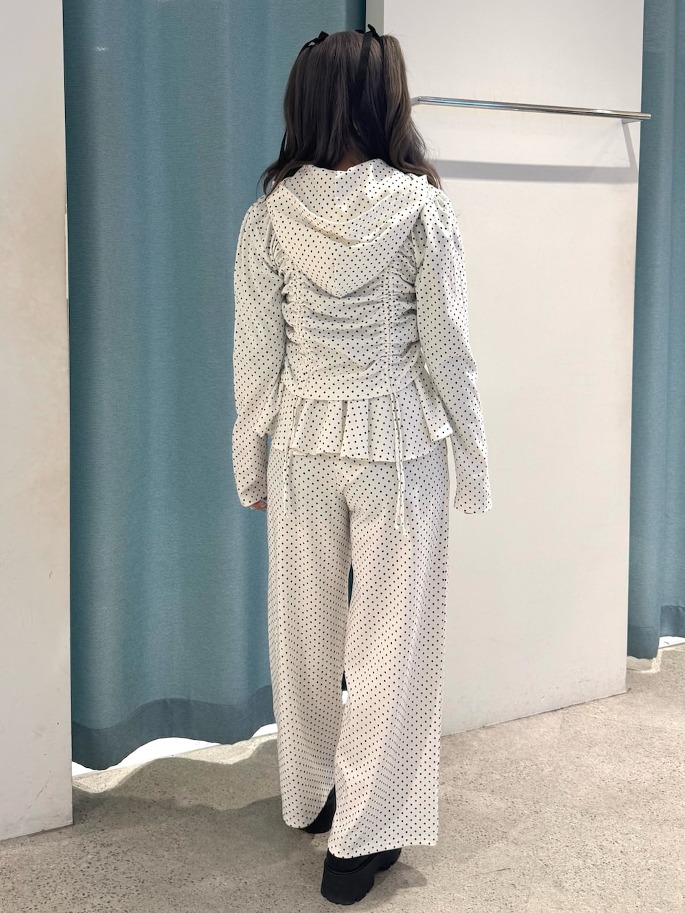 ホワイト系のパーカー、ホワイト系のスウェットパンツ、ブラック系のローファーを着用したレディースの春コーディネートの3枚目の写真