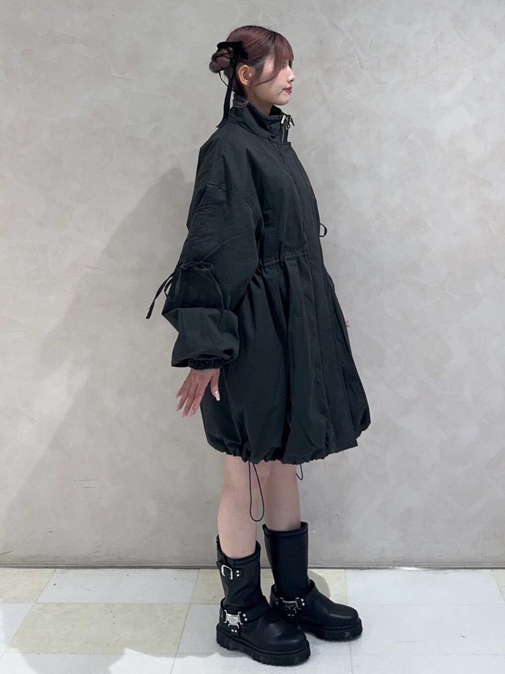 ブラック系のモッズコート、ブラック系のその他シューズを着用したレディースの秋コーディネートの2枚目の写真