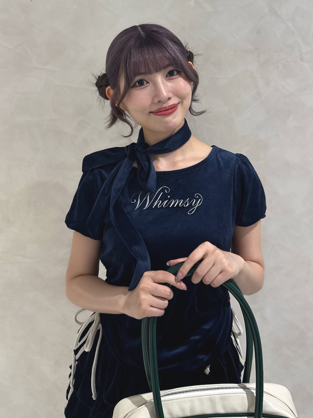 ブルー系のTシャツ/カットソー、ブルー系のスカート、ブラック系のブーツを着用したレディースの秋コーディネートの4枚目の写真
