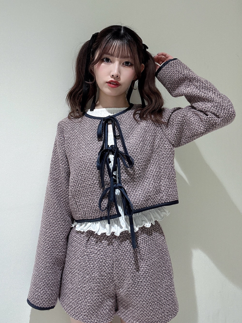 ピンク系のノーカラージャケット、ピンク系のその他パンツ、ホワイト系のTシャツ/カットソーを着用したレディースの春コーディネートの6枚目の写真