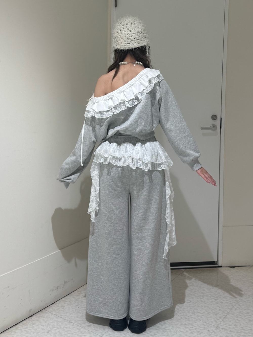 グレー系のスウェット、グレー系のスウェットパンツ、ブラック系のローファーを着用したレディースの冬コーディネートの4枚目の写真