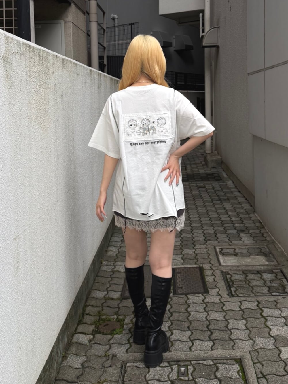 ブラック系のブーツ、ホワイト系のTシャツ/カットソー、ブラック系のワンピースを着用したレディースの夏コーディネートの4枚目の写真