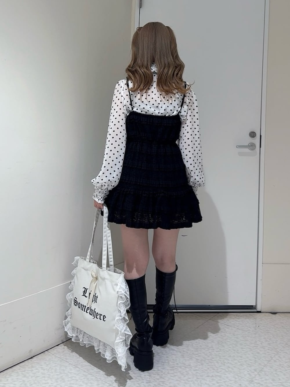 グレー系のネクタイ、ホワイト系のシャツ/ブラウス、ブラック系のワンピースを着用したレディースの春コーディネートの4枚目の写真