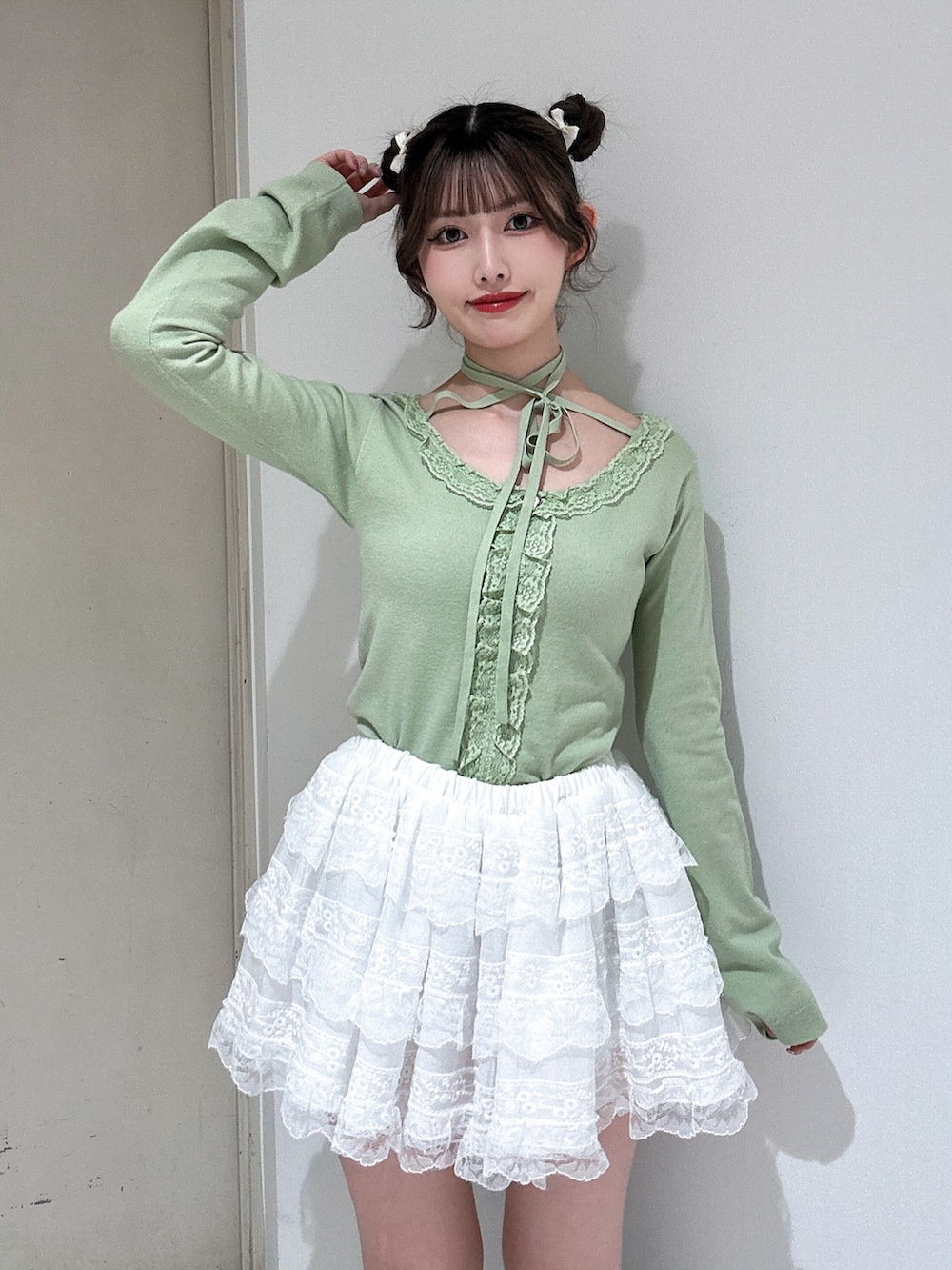 グリーン系のニット/セーター、ホワイト系のその他パンツ、ブラック系のブーツを着用したレディースの冬コーディネートの4枚目の写真