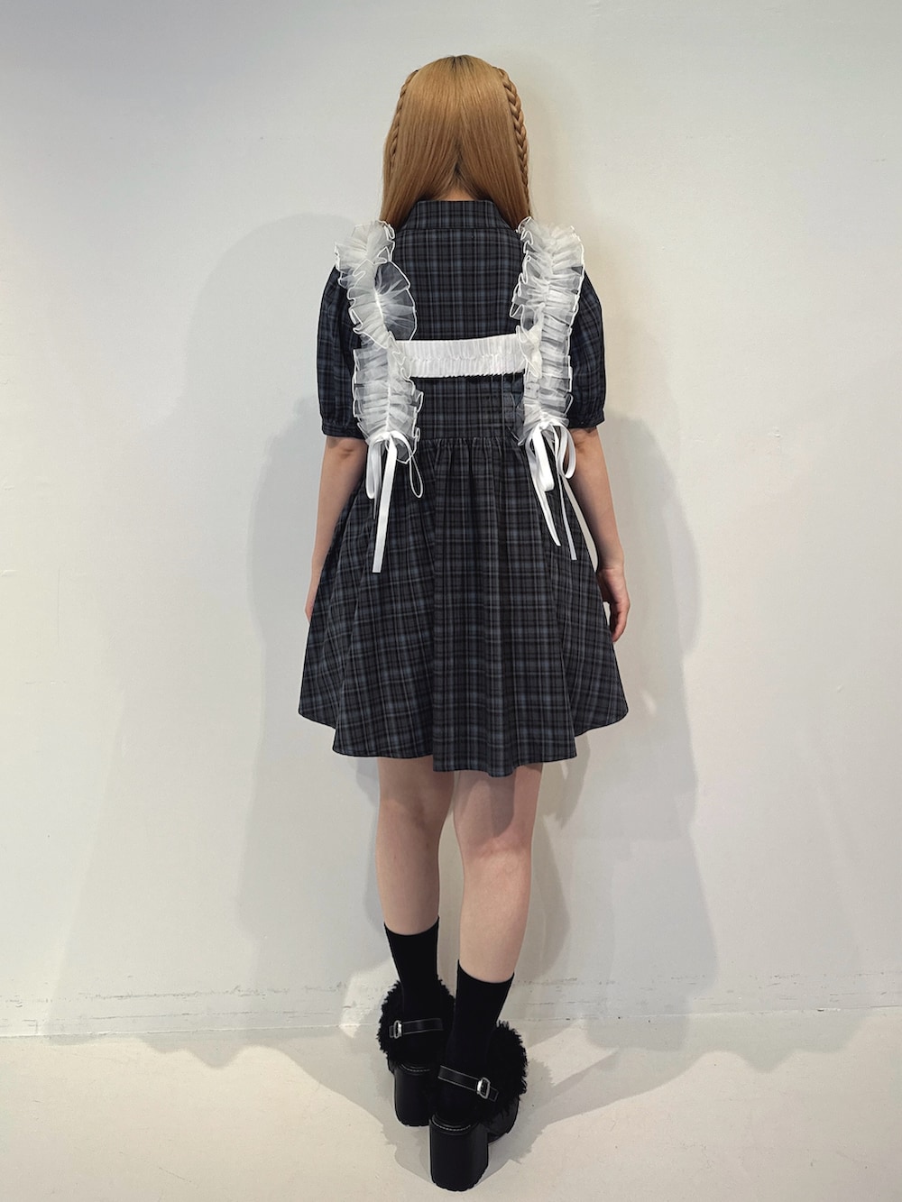 ブラック系のサンダル、ブルー系のワンピース、ホワイト系のその他小物を着用したレディースの春コーディネートの4枚目の写真