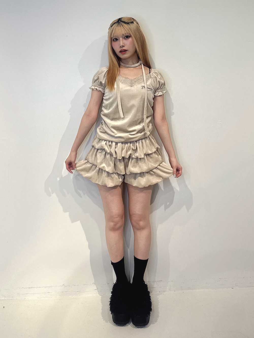 ホワイト系のTシャツ/カットソー、ホワイト系のスカート、ブラック系のサンダルを着用したレディースの春コーディネートの2枚目の写真