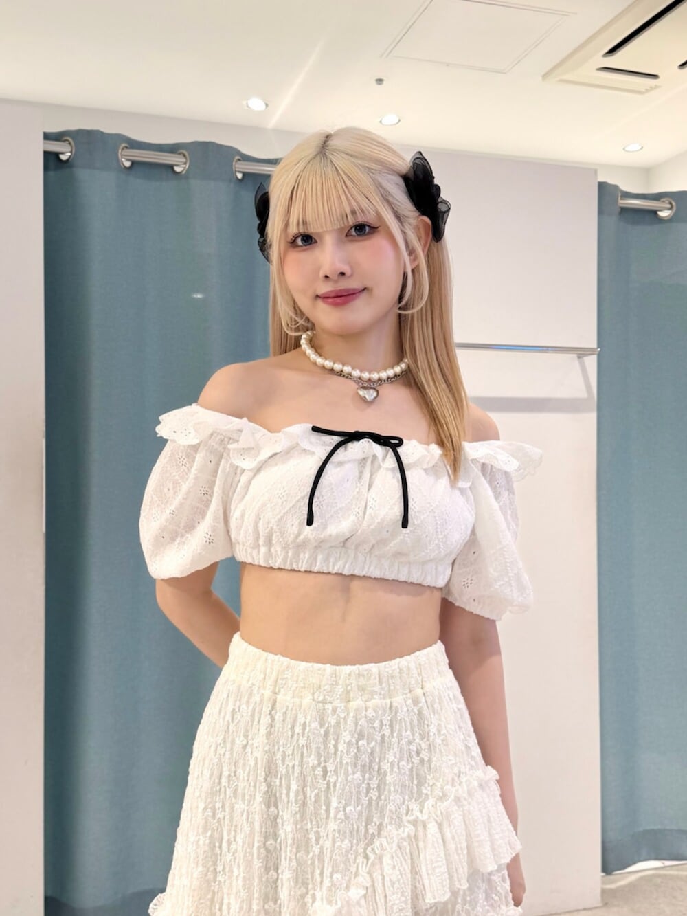 ホワイト系のスカート、グリーン系のパンプス、ホワイト系の水着を着用したレディースの夏コーディネートの5枚目の写真