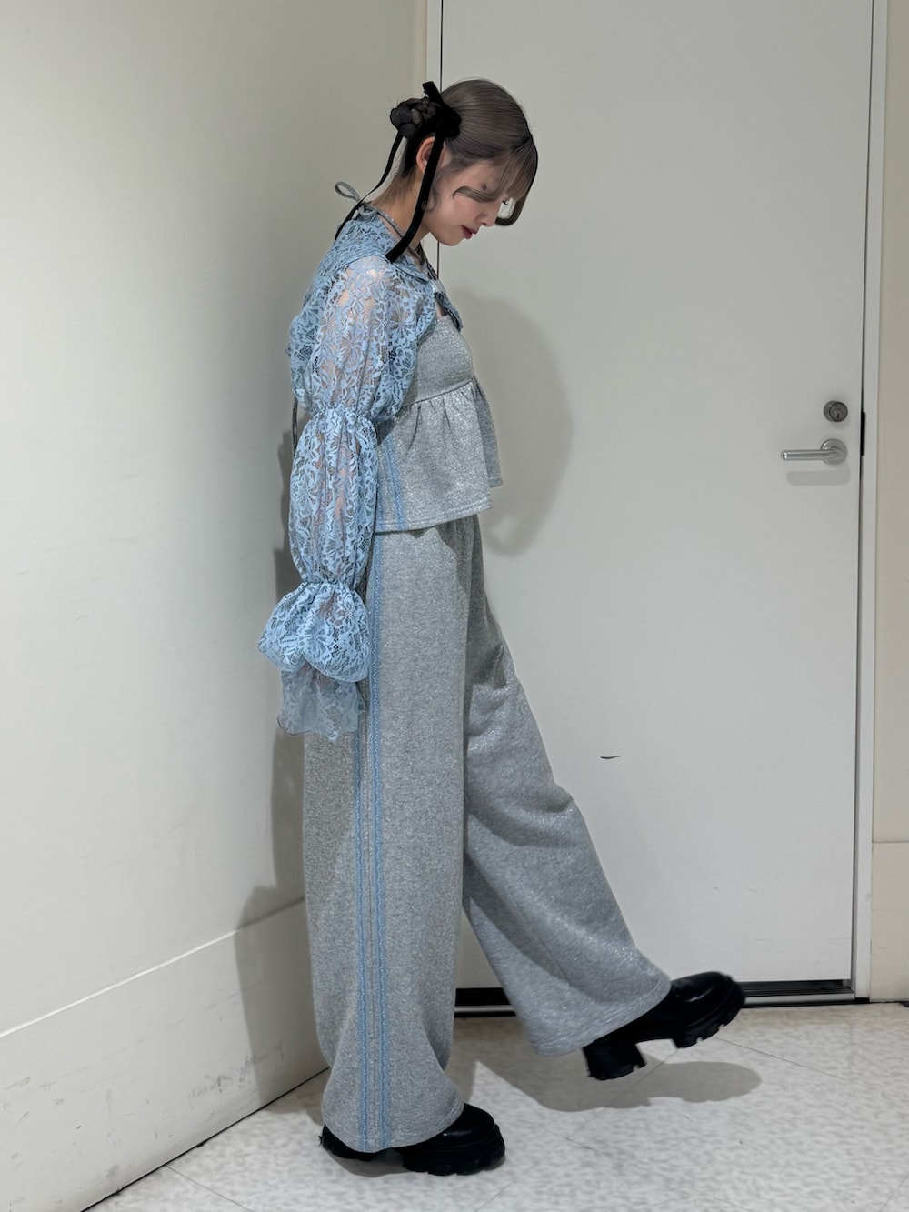 ブルー系のカーディガン/ボレロ、グレー系のキャミソール、グレー系のその他パンツを着用したレディースの春コーディネートの3枚目の写真