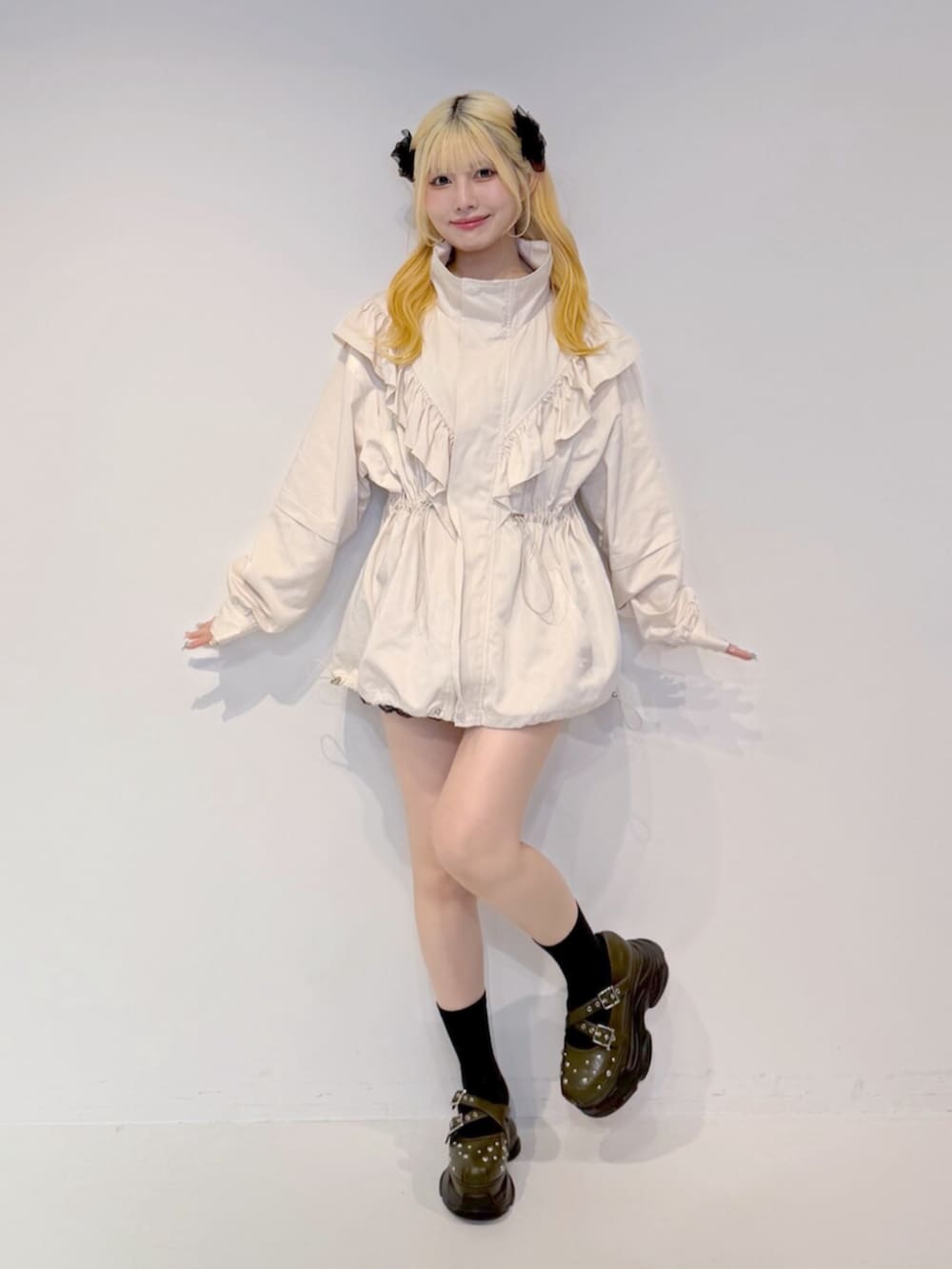 グリーン系のサンダル、ブラック系のその他パンツ、ホワイト系のブルゾンを着用したレディースの夏コーディネートの2枚目の写真