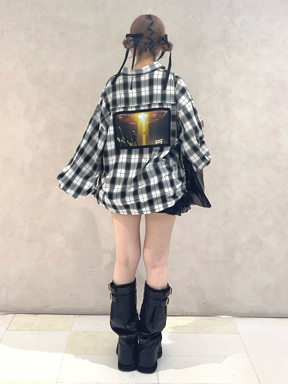 ブラック系のシャツ/ブラウス、ブラック系のトートバッグ、ブラック系のスカートを着用したレディースの秋コーディネートの3枚目の写真