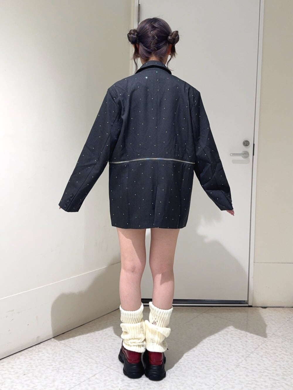 グレー系のテーラードジャケット、ホワイト系のTシャツ/カットソー、グレー系のその他パンツを着用したレディースの秋コーディネートの3枚目の写真
